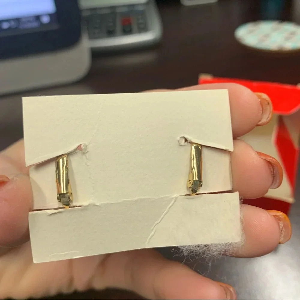 Avon Gold tone Heart Crystal clip Earrings Sparkling Heart NIB 1990 - Picture 5 of 5